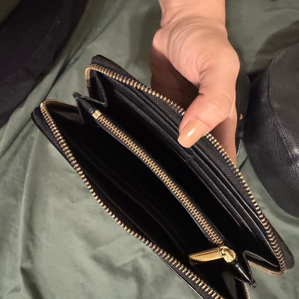 Tory Burch Black Patent Logo Zip Wallet with Gold-Tone Pull - Picture 2 of 3